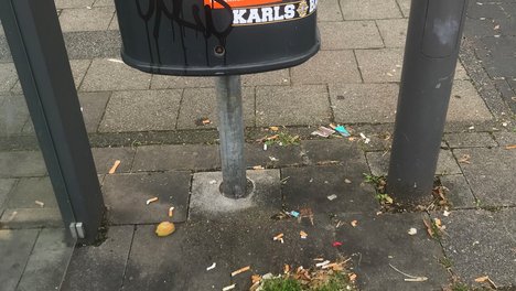 Verschmutzte Bushaltestelle