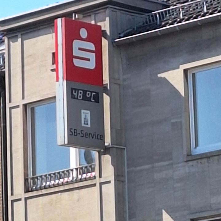 Das Thermometer der Sparkasse in Schönforst zeigt 48 °C